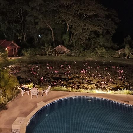 Bua Daeng Homestay Resort Kumphawapi Exterior foto