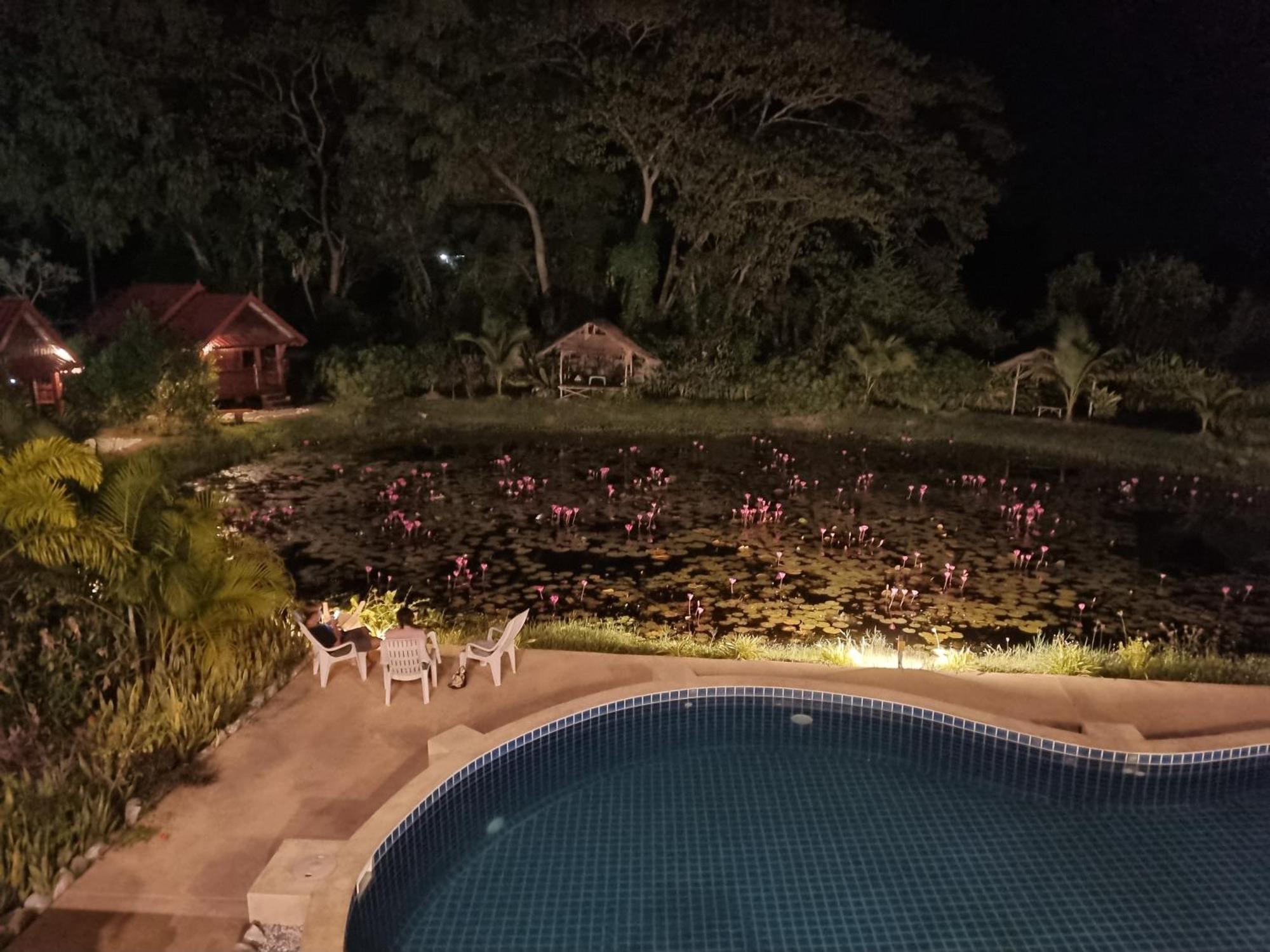 Bua Daeng Homestay Resort Kumphawapi Exterior foto