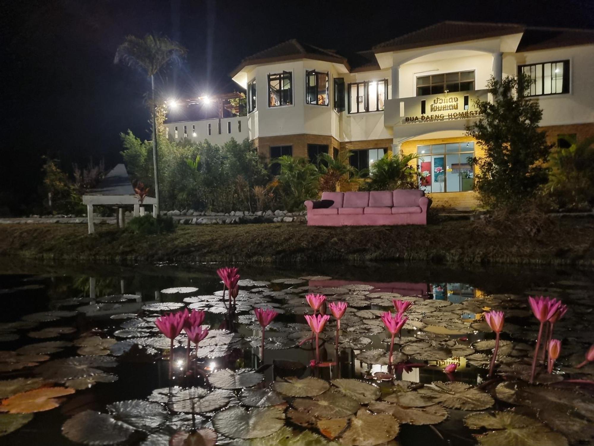 Bua Daeng Homestay Resort Kumphawapi Exterior foto