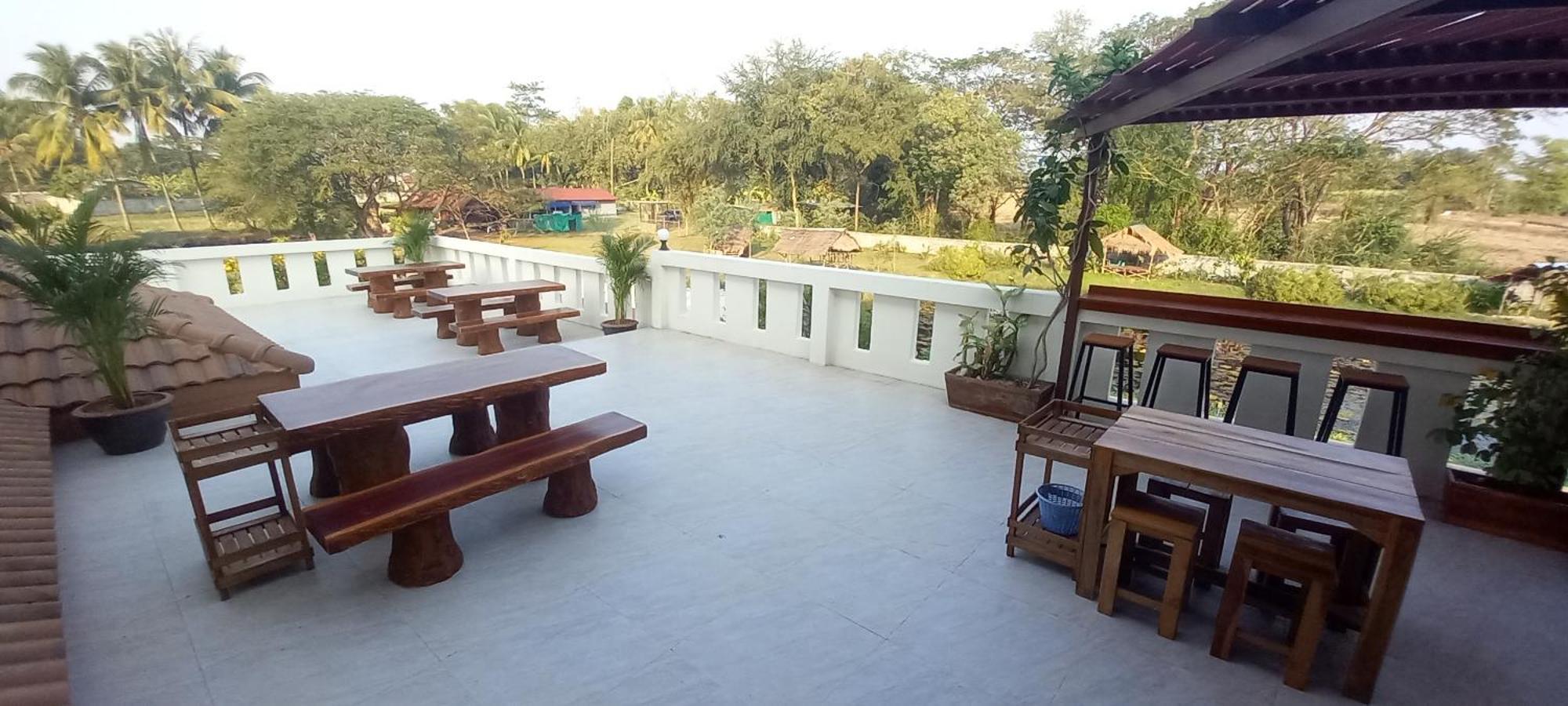Bua Daeng Homestay Resort Kumphawapi Exterior foto