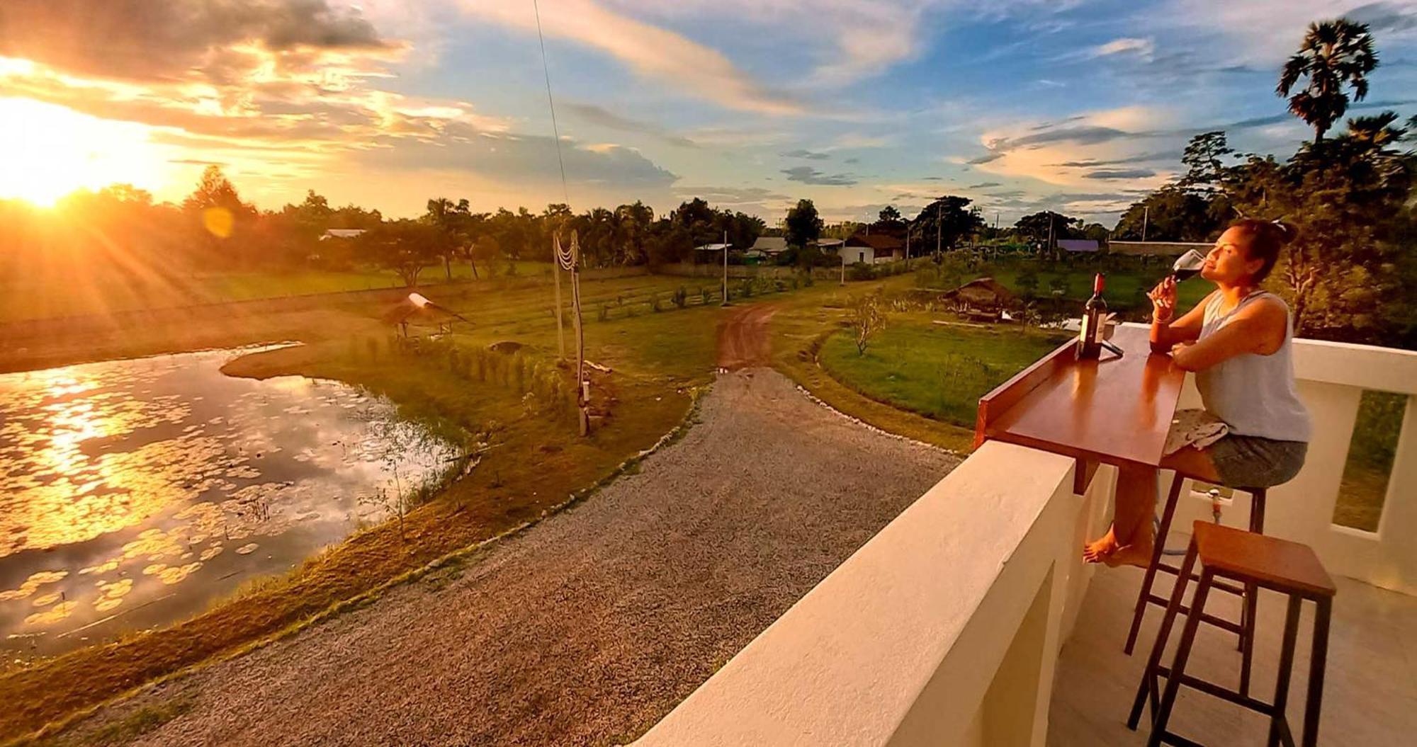 Bua Daeng Homestay Resort Kumphawapi Exterior foto