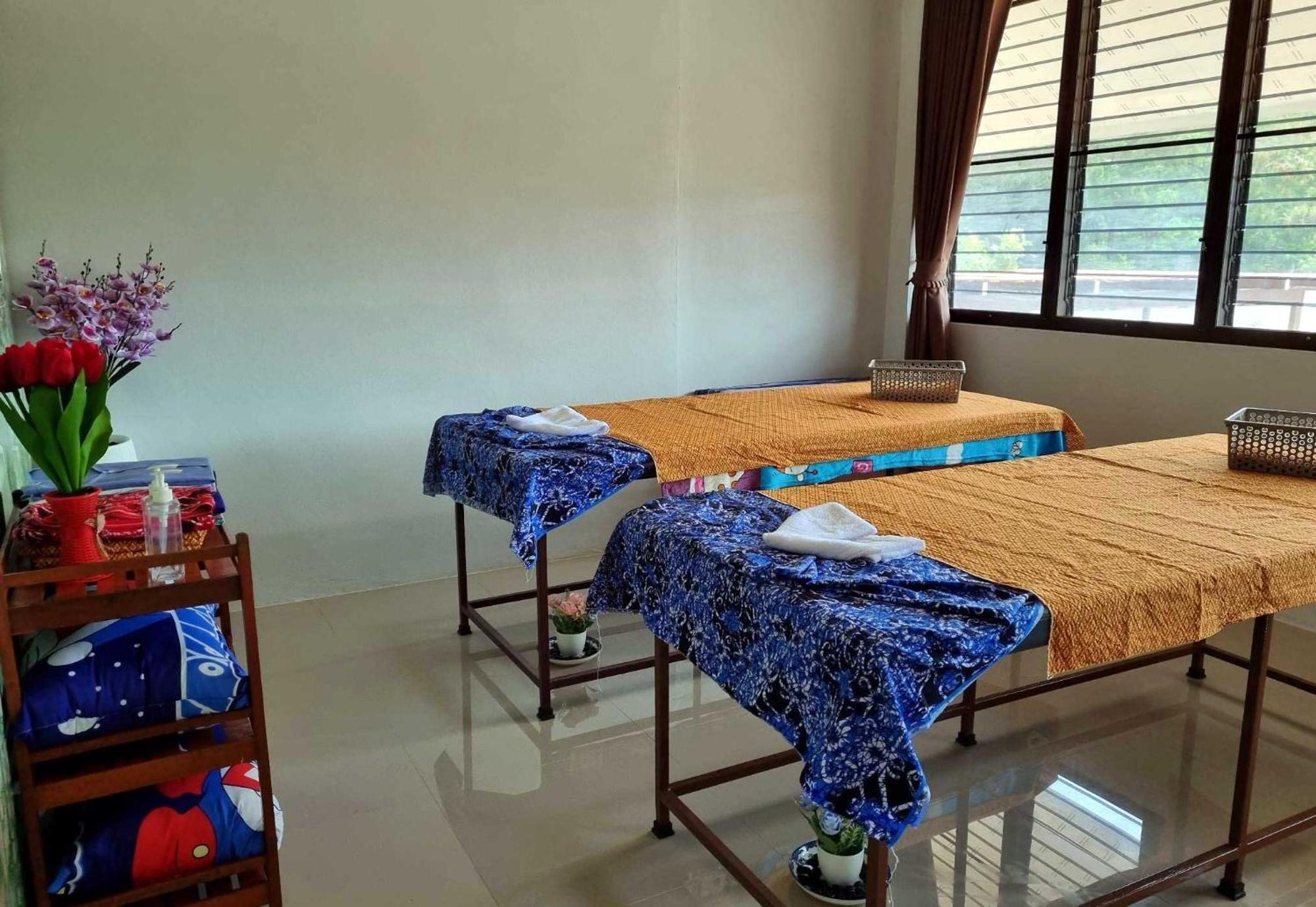 Bua Daeng Homestay Resort Kumphawapi Exterior foto