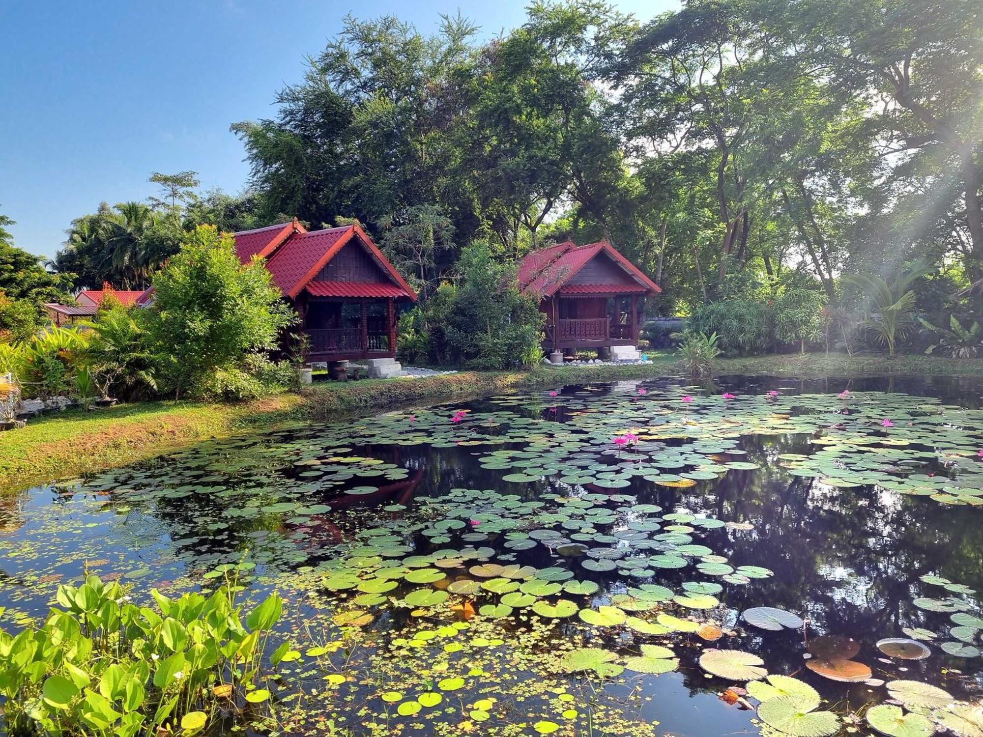 Bua Daeng Homestay Resort Kumphawapi Exterior foto