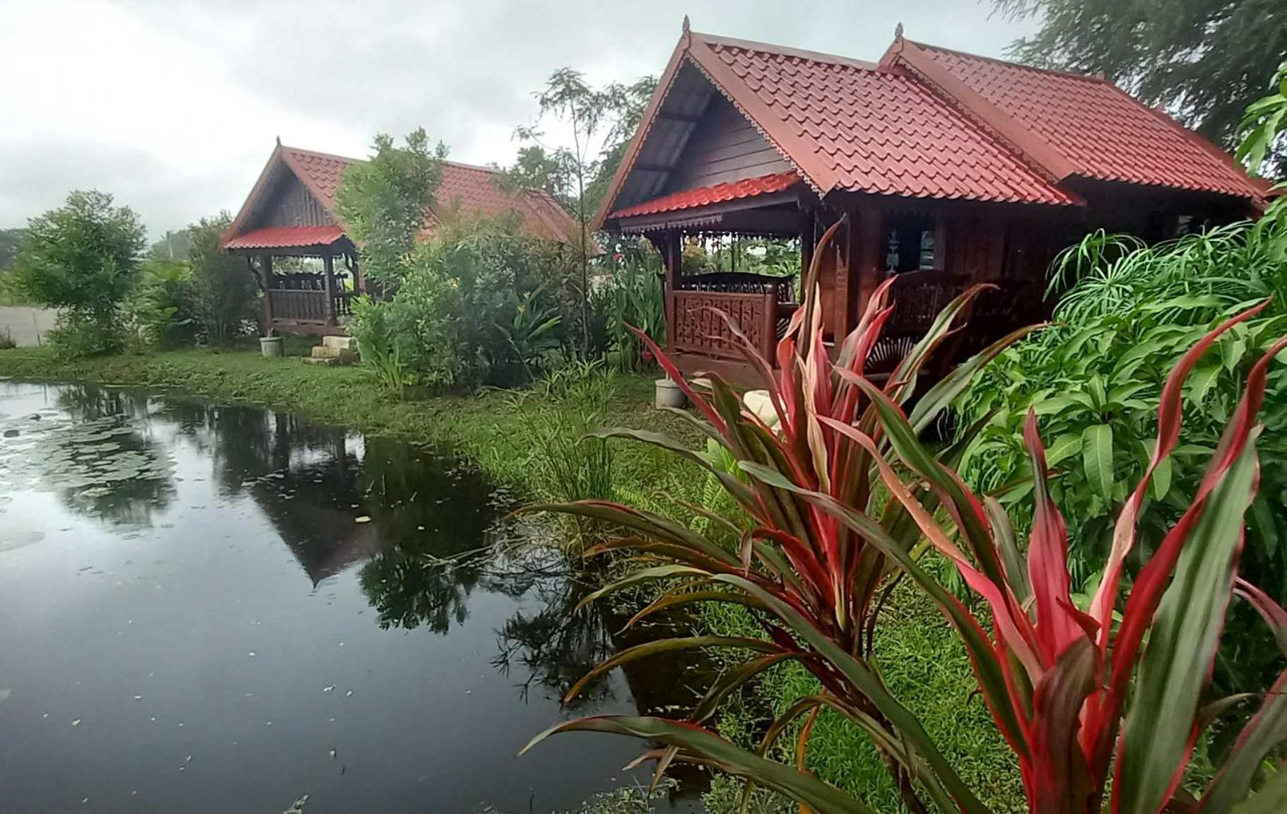 Bua Daeng Homestay Resort Kumphawapi Exterior foto