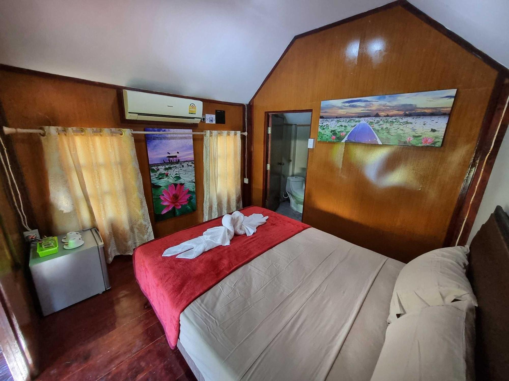 Bua Daeng Homestay Resort Kumphawapi Exterior foto