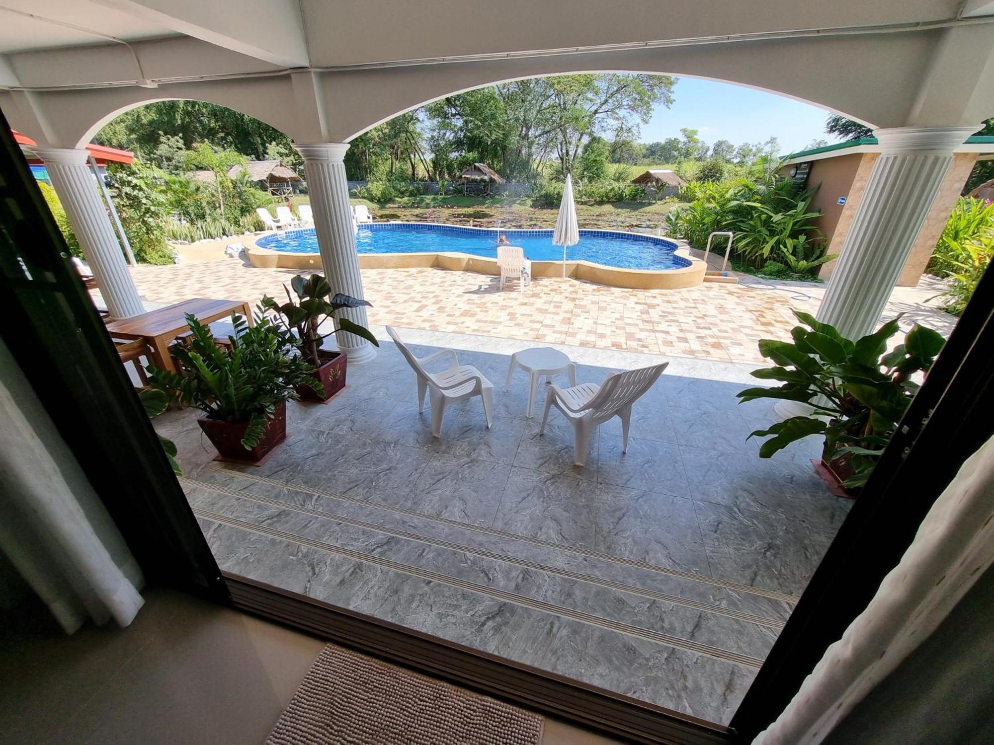 Bua Daeng Homestay Resort Kumphawapi Exterior foto