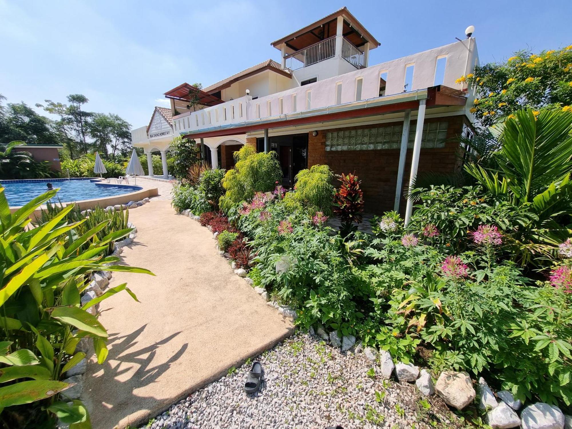 Bua Daeng Homestay Resort Kumphawapi Exterior foto
