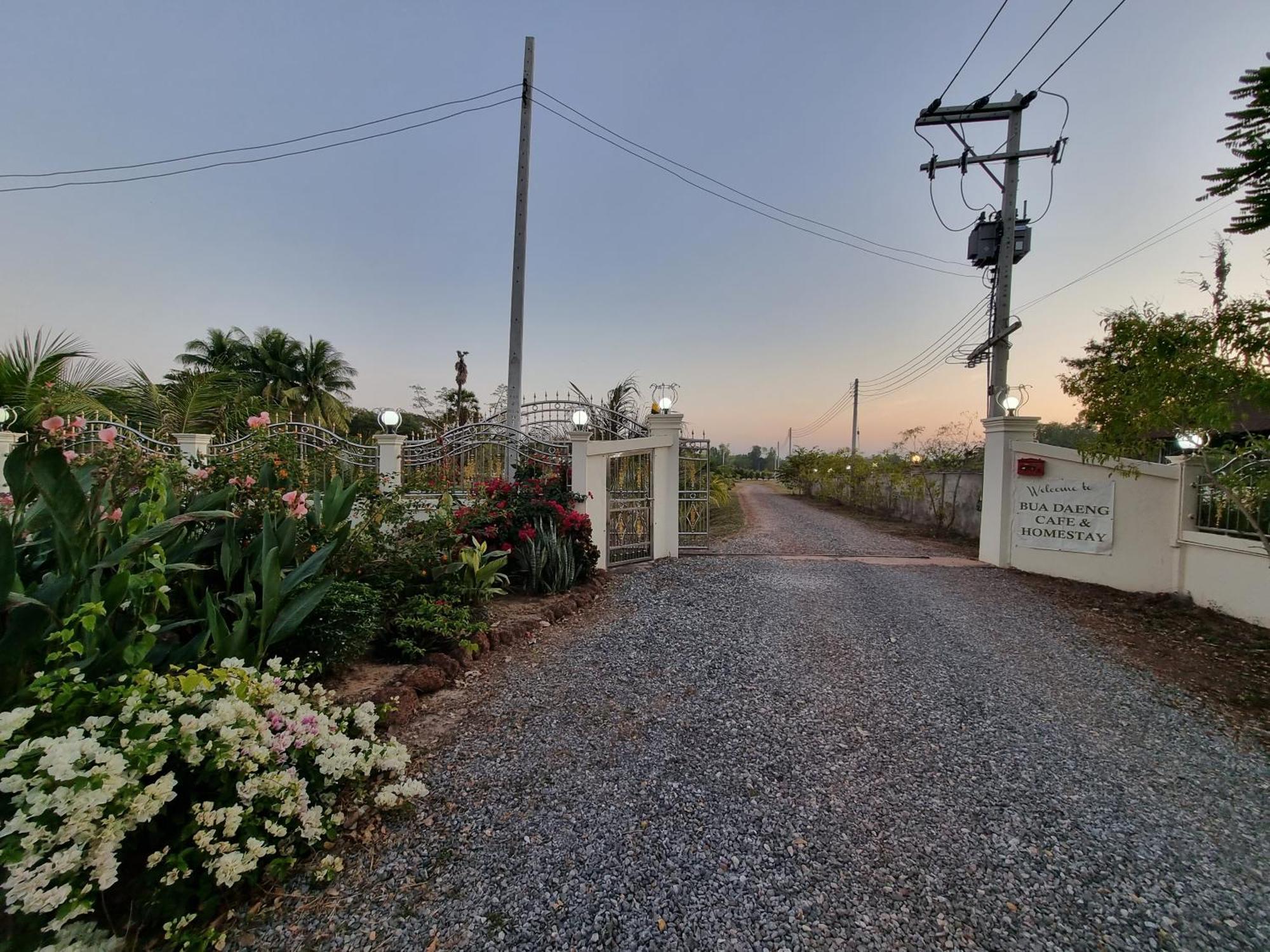 Bua Daeng Homestay Resort Kumphawapi Exterior foto
